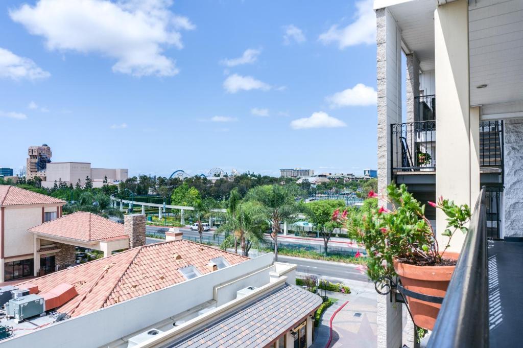 Carousel Inn And Suites Anaheim Esterno foto