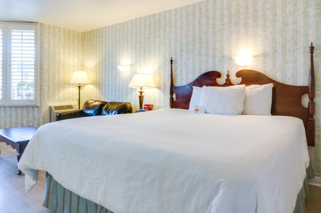 Carousel Inn And Suites Anaheim Esterno foto